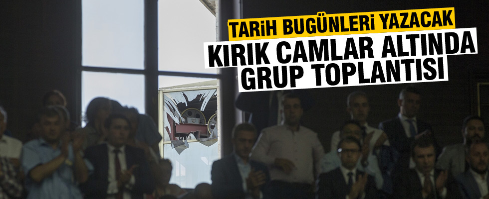 Kırık camlar altında grup toplantısı