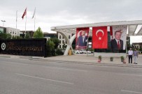 PARALEL YAPI - Orhangazi Üniversitesi'nin Kapısına Cumhurbaşkanı Erdoğan'ın Fotoğrafı Asıldı