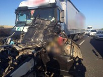 Otomobil,İki TIR'ın Arasında Kaldı Açıklaması 5 Ölü