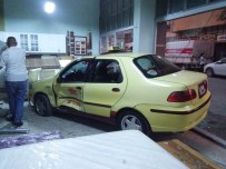 TAKSİ ŞOFÖRÜ - Otomobille Çarpışan Taksi Mobilya Dükkanına Girdi