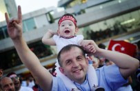 Taksim Meydanı'nda 'Demokrasi Nöbeti' Devam Ediyor