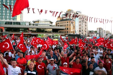 Taksim Meydanı'nda Demokrasi Nöbeti Sürüyor