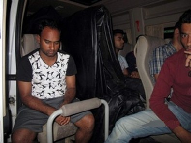 1'İ Türk 12 Kaçak Yurt Dışına Çıkamadan Yakalandı