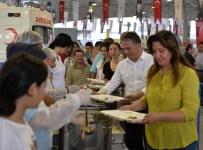 İFTAR SOFRASI - Başkan Uysal, Yeşilbahçe Mahallesi'nde İftar Programına Katıldı