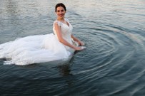 MANKEN - Gelinlikle Denize Girdi