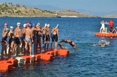 İzmir Açık Su Yüzme Yarışması, Foça'nın Mavi Sularında Yapıldı