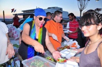 İzmirliler İftarlarını 'Mikrop'la Açtı