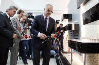 OTEL GÖREVLİSİ - Madımak'ta Hayatını Kaybedenler Anısına Karanfil Bırakıldı