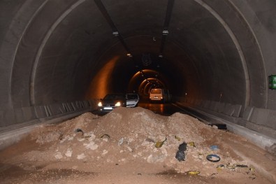 Sinop'ta Otomobil Kapalı Tünele Girdi Açıklaması 2 Yaralı
