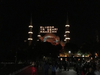 Sultanahmet Camii'nde Video Mapping Gösterisi İle Türk Bayrağı Yansıtıldı