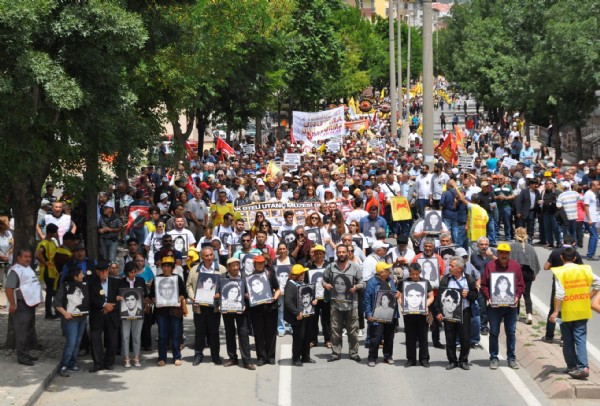 Madımak'ta hayatını kaybedenler için kortej yürüyüşü