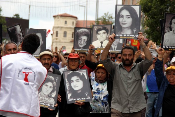Madımak'ta hayatını kaybedenler için kortej yürüyüşü