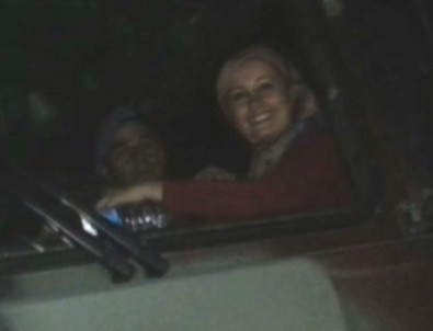 Kadınlar 'Bizi ezmeden geçemezsiniz' diyerek askerleri engellediler