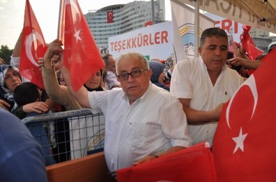 Kayseri Ticaret Borsasından Demokrasi Nöbetinde Türk Bayrağı Dağıttı