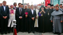 TAKSİM ANITI - Taksim Meydanı'nda Demokrasi Şehitleri Anıtı'na Karanfil Bırakıldı