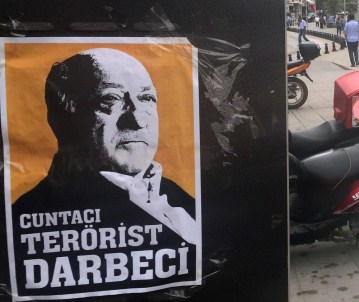 Bu Posterler Kentin Dört Bir Yanına Asıldı