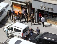 DICLE HABER AJANSı - Hakkari'de Kimliksiz 3 Kişi İle DİHA Muhabiri Gözaltına Alındı
