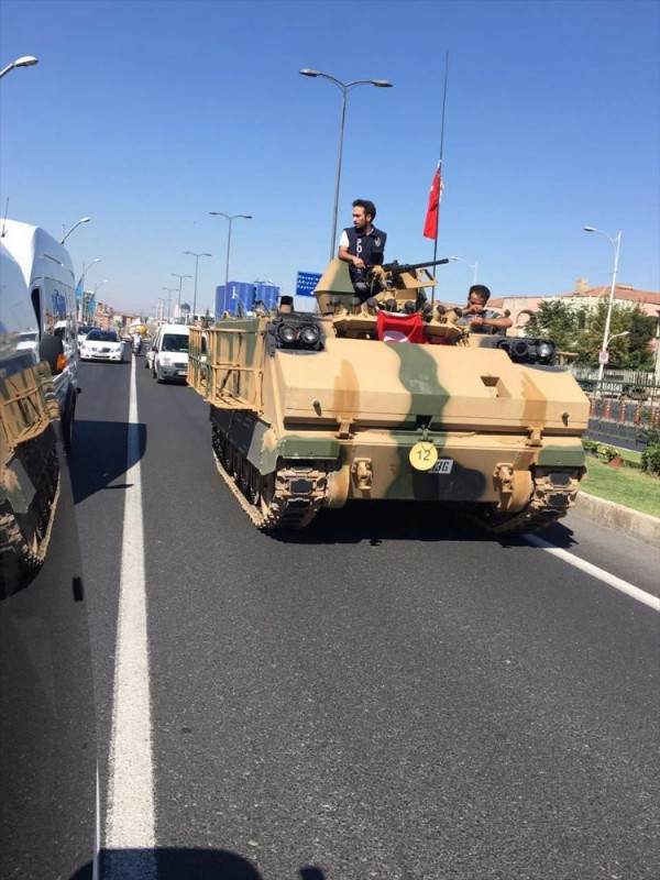 Polis zırhlı aracı çalıştıramayınca devreye girdi