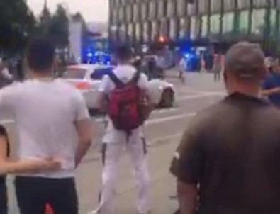 Münih’te bir alışveriş merkezinde etrafa ateş açıldı