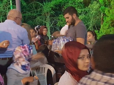 Diriliş Başkanları Develi'de Demokrasi Nöbeti Tutan Vatandaşlara Su Dağıttı