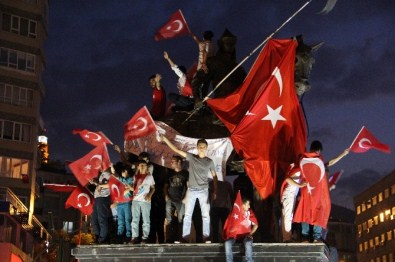 Halk, Meydanları Doldurup Hainlere Mesaj Verdi