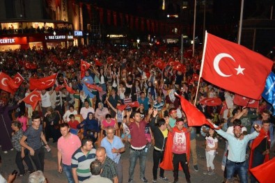 Niğde'de CHP Ve AK Parti İl Başkanları Demokrasi Nöbetinde