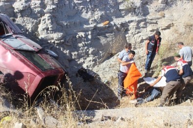 Otomobil Kayalıklara Çarptı Açıklaması 2 Ölü