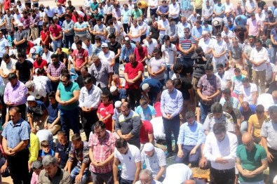 Sakarya'da Binler Cuma Namazını Kent Meydanında Kıldı