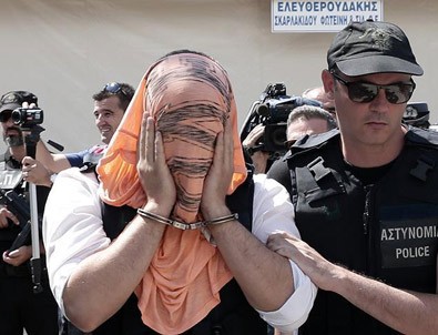 Yunanistan'a kaçan darbeci askerler Atina'ya sevk ediliyor