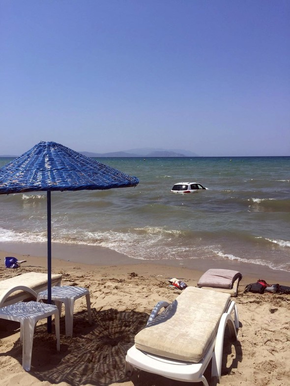 Denizde yüzenlere araba çarptı: Ölü ve yaralılar var!