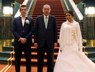 Erdoğan, Demokrasi Nöbeti'ne gelen damat ve gelini Cumhurbaşkanlığı Sarayı'nda kabul etti