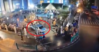 Otomobil Dua Eden Kalabalığın İçine Daldı