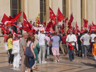 Paris'te Türklerden FETÖ Karşıtı Gösteri
