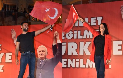 Ünlülerden Demokrasi Nöbetine Destek