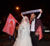 GELİN ARABASI - Düzce'de Gelin Ve Damatlar, Düğünden Çıkıp Demokrasi Nöbetine Geldiler