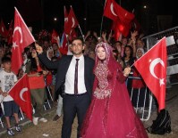 Mersin'de Düğünden Çıkan Gelin Ve Damat Demokrasi Nöbetine Geldi
