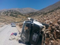 ABDULLAH DEMIR - Piknik Yolunda Trafik Kazası Açıklaması 1'İ Çocuk 2 Ölü, 8 Yaralı