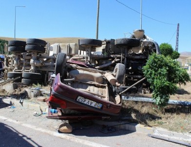 Sivas'ta Beton Mikseri İle Otomobil Çarpıştı Açıklaması 2 Ölü, 1 Yaralı