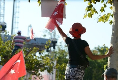 Taksim'de 'Cumhuriyet Ve Demokrasi' Mitingi