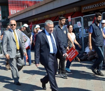 Taksim'deki 'Cumhuriyet Ve Demokrasi Mitingi'ne Vatandaşlar Akın Etti