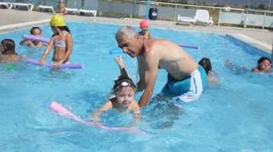 Burhaniye'de Çocuklar Havuz İle Tanıştı