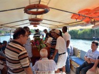 DALYAN - Cenazelerini Tekneyle Taşıyorlar
