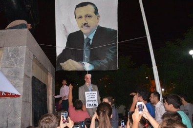 Cumhurbaşkanı Erdoğan'ın Dev Posteri Altında Gülen'in Maketini İdam Ettiler