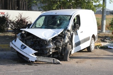 Eskişehir'de Virajı Alamayan Sürücü Karşı Şeride Geçti Açıklaması 15 Yaralı