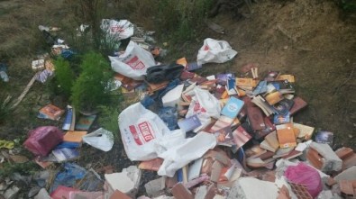 FETÖ'cü Öğretmen Baskından Önce Yüzlerce Kitabı Çöpe Attı