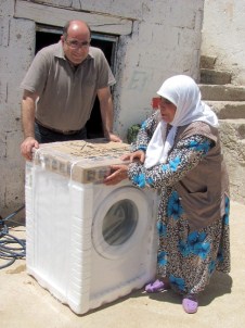 Görme Engelli Kadının Çamaşır Makinesi Sevinci
