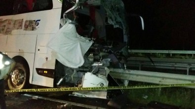 Yolcu Otobüsü Bariyerlere Çarptı Açıklaması 1 Ölü, 20 Yaralı