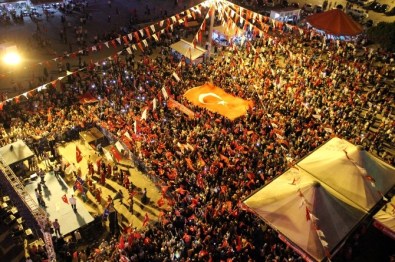 Esenyurt'ta Darbe Girişimine Karşı Halk Demokrasi Nöbetinde