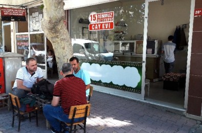 İşyerinin İsmini '15 Temmuz Demokrasi Çay Evi' Olarak Değiştirdi