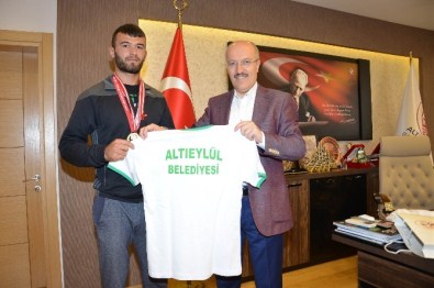 Kırkpınar'dan Altın Madalya İle Döndü